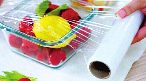 食品塑料保鮮膜透氣性能不達(dá)標(biāo)，內(nèi)部密封的食物仍然會(huì)發(fā)霉變質(zhì)